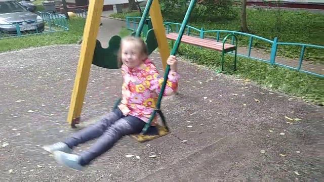 Аня научилась сама качаться на качелях! смотреть онлайн