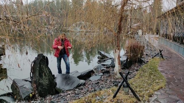 Укладка камней по берегу пруда. смотреть онлайн