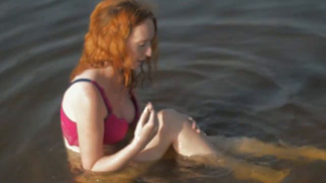 Красивая девушка  загорает на песке пляжа #12