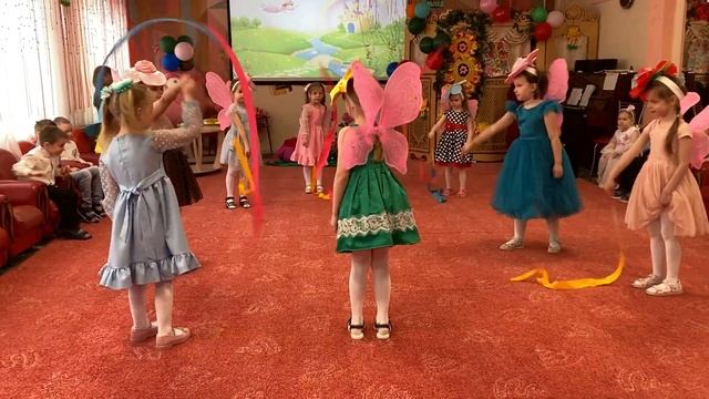 Танец девочек с лентами. Группа №11 "Почемучки" смотреть онлайн