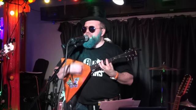 КРУТЫ У РЕЧКИ БЕРЕГА смотреть онлайн