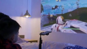 Смартфон со встроенным проектором.