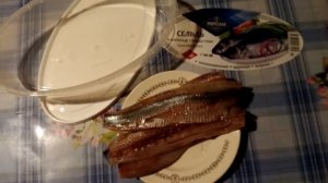 Солёную сельдь тоже можно морозить. Подготовительные работы, облегчающие готовку.