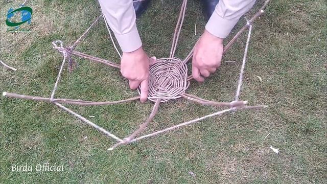 DIY Basket Weaving - How To Weave/Make A Basket Using Tree Branches/Twigs смотреть онлайн