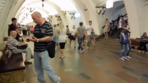 Девушка стоит скрестив ноги... Зачем?