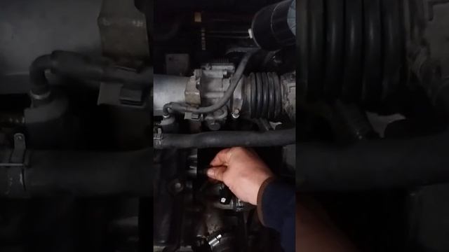 Nissan X-trail T-30, убираем течь из-под датчика распредвала смотреть онлайн