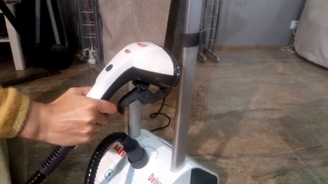 Наводим стрелки на брюках с помощью отпаривателя смотреть онлайн