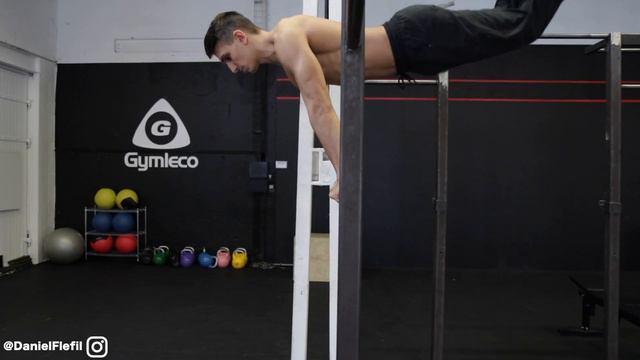 Backward Roll On The Bar - Street Workout смотреть онлайн