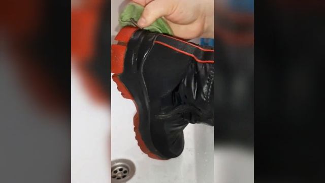 Подготовка зимней обуви для следующего сезона, очищение с помощью файбера для мытья посуды смотреть онлайн