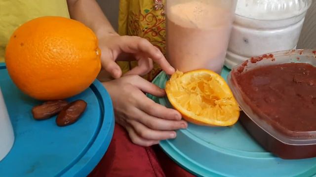 Наши юные кулинары, шеф повара приготовили еще один хорощий и очень вкусный коктель. смотреть онлайн