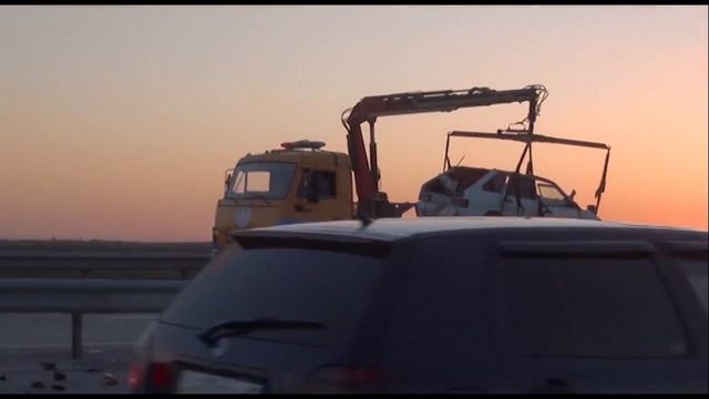 На международной трассе Западный Китай - Западная Европа устанавливают пластиковые емкости с песком смотреть онлайн