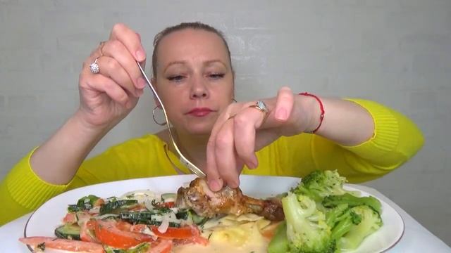 МУКБАНГ БРОККОЛИ С КУРИНОЙ НОЖКОЙ, МАКАРОНЫ, САЛАТ ЛЕТНИЙ/Mukbang еда на камеру/Русский мукбанг/ смотреть онлайн