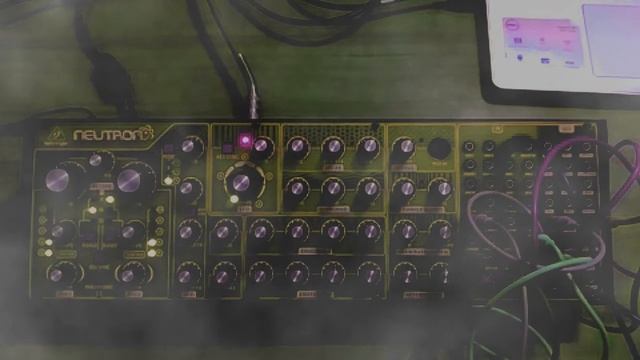 Modular adventures: my first bleeps and blops on Behringer Neutron (self playing) смотреть онлайн