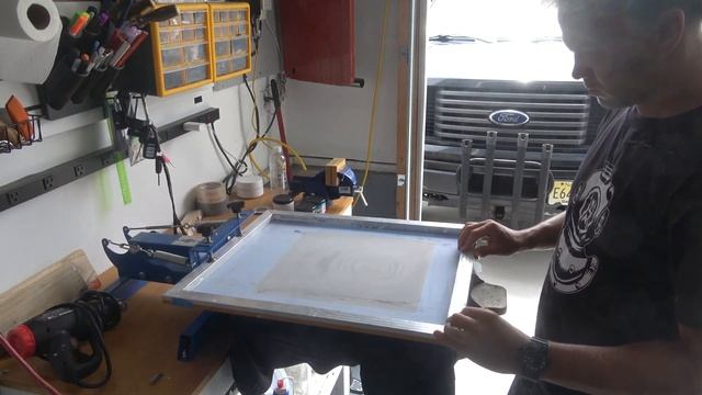 How to Screen Print with a Cricut (Vinyl) смотреть онлайн