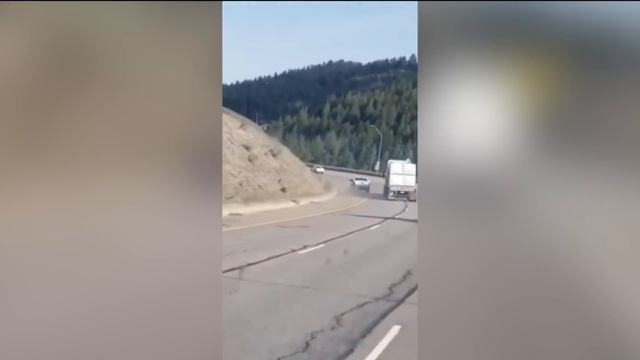 Video shows a semitrailer out of control in mountains ahead of fiery I-70 crash смотреть онлайн