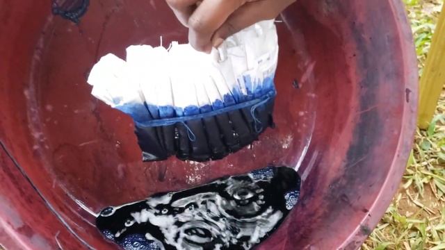 Shibori dyeing blue and brown Box pattern #shiboridyeing #tiedye #batikmaking смотреть онлайн