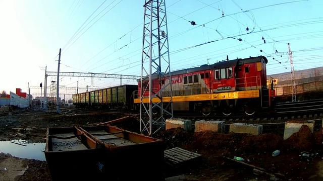 Тепловоз ЧМЭ3-3529 с двумя полувагонами на станции Лобня смотреть онлайн