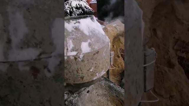 Зимнее строительство. Греем песок для изготовления раствора перед началом кладки кирпичной стены смотреть онлайн