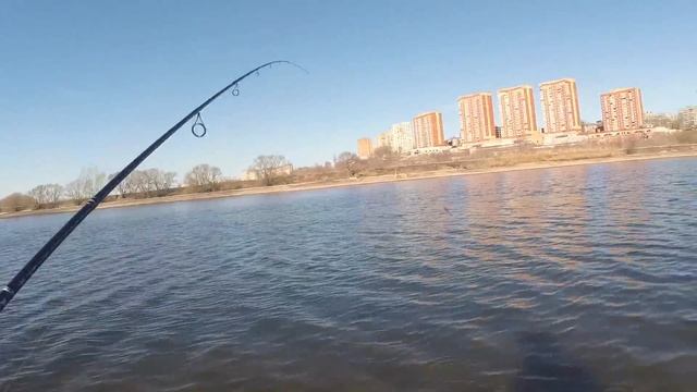 Рыбалка на СПИННИНГ в МАРТЕ на МОСКВЕ РЕКЕ! Ловля ЩУКИ на ДЖИГ! Ловля ЩУКИ на ВОБЛЕРЫ! смотреть онлайн
