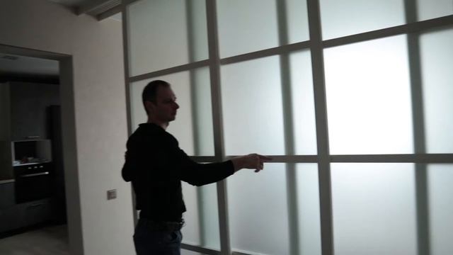 Каскадная перегородка из четырёх створок с синхронным открыванием — правильно зонируем квартиру смотреть онлайн