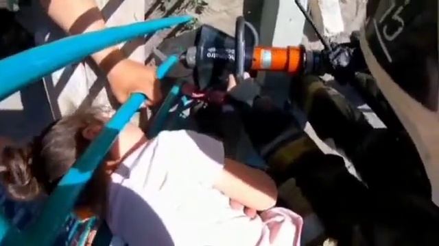 Малышка застряла в металлическом заборе в Приозерске смотреть онлайн