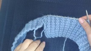 Жилет спицами для женщин с V- образной горловиной. Вяжется очень легко.