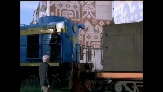 Л-4176 и ТЭМ2-1066 в фильме Ворошиловский стрелок смотреть онлайн