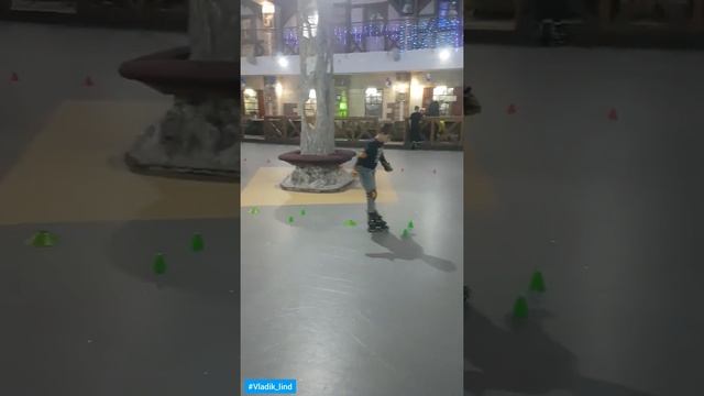 Катание на роликах в роллердроме. смотреть онлайн