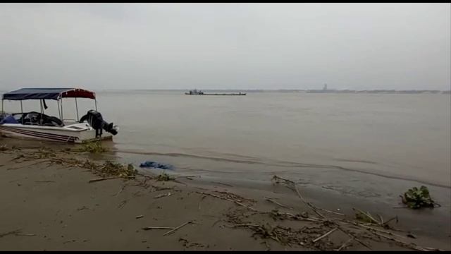 Оставил свой след на берегу реки ПАДМЫ (Ганг) в Бангладеше. На память.