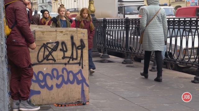 ГИГАНТСКАЯ СКОЛОПЕНДРА НАПАЛА НА ПРОХОЖИХ пранк / реакция на сколопендру / вджобыватели подстава смотреть онлайн
