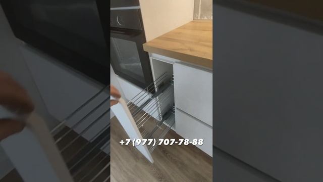 Обзор на огромную современную 4-х метровую белую кухню в которой продумано все до мелочей смотреть онлайн