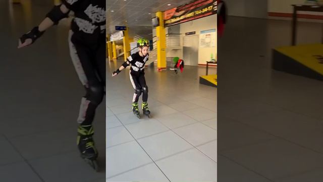 Прыжок через стул на роликах смотреть онлайн