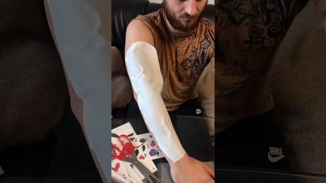 Как правильно наклеить временную татуировку. Инструкция от Tattoo CosmoКак правильно наклеить времен