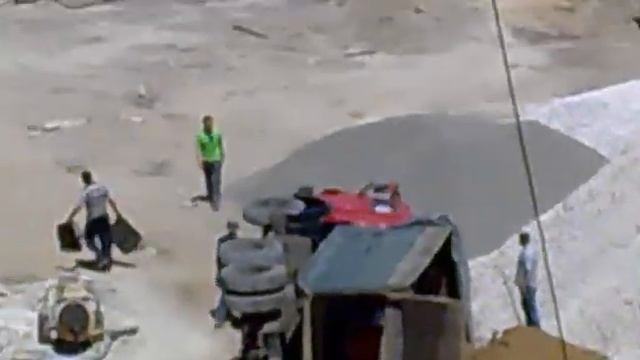 KAMAZ samosval perevernulsya pri razgruzke peska смотреть онлайн