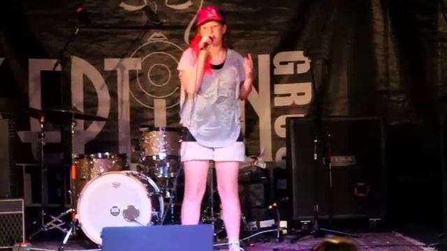 Jessica Harper sings "Grenade" by Bruno Mars смотреть онлайн