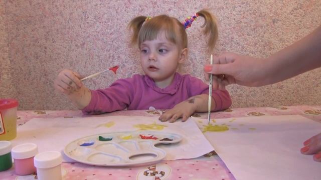 Zlata draws Злата рисует красками на бумаге Детское творчество смотреть онлайн