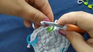 Квадратный коврик крючком из старых вещей.Для начинающих.