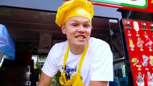 Катя и Макс играют в вагончике мороженого