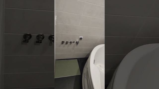 Ванной комнате, поместилась только ванная. Угловая ванная. Самая большая угловая ванная. смотреть онлайн