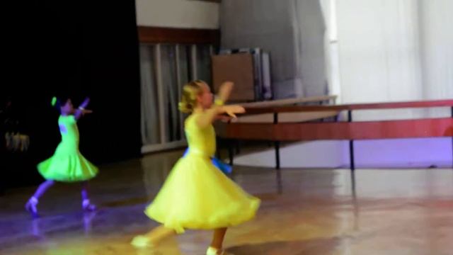 ДЕТИ ТАНЦУЮТ ВАЛЬС ,КВИК СТЕП СОЛО смотреть онлайн