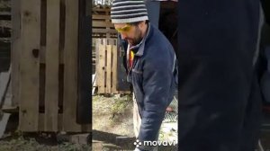 Очаг из бочки и место для отдыха.