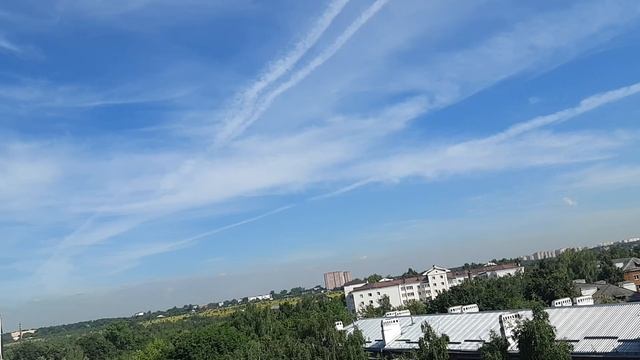 Утро. Вид из окна. Полосы оставленные самолетами. Хим трейлы - (2) смотреть онлайн