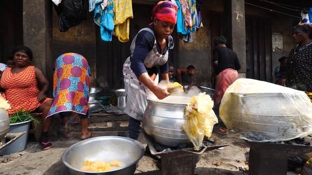 West Africa's BIGGEST MARKET!! Ghana Street Food at Kejetia Market | Kumasi, Ghana смотреть онлайн