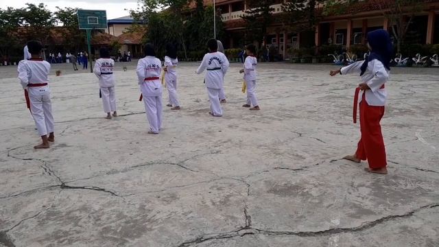 Taekwondo Extracurricular at State Junior High School 5 Cilacap, Central Java. ( TAEKWONDO SPENMA ) смотреть онлайн