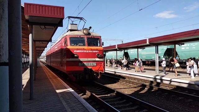 ВЛ10-1774 и ЭП2Д-0115 на станции Симферополь смотреть онлайн
