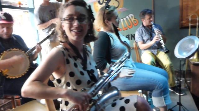 Horace Gerlach and Louis Armstrong's 'Swing That Music' played by The Shotgun Jazz Band. смотреть онлайн