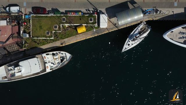 Швартовка яхты лагом в одиночку — урок 27 | Школа яхтинга Sailing Time смотреть онлайн