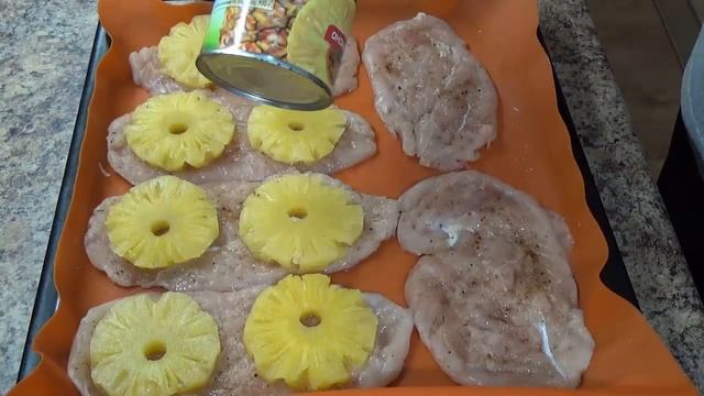Куриные отбивные с ананасом и сыром в духовке к Новогоднему столу