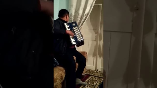 7 Тилде ырдап тойдун коркун ачып жатат смотреть онлайн