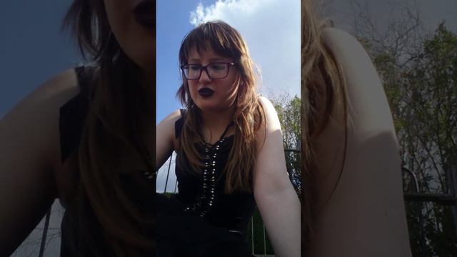 Sitting at the park with Georgina at lunch 😘 смотреть онлайн